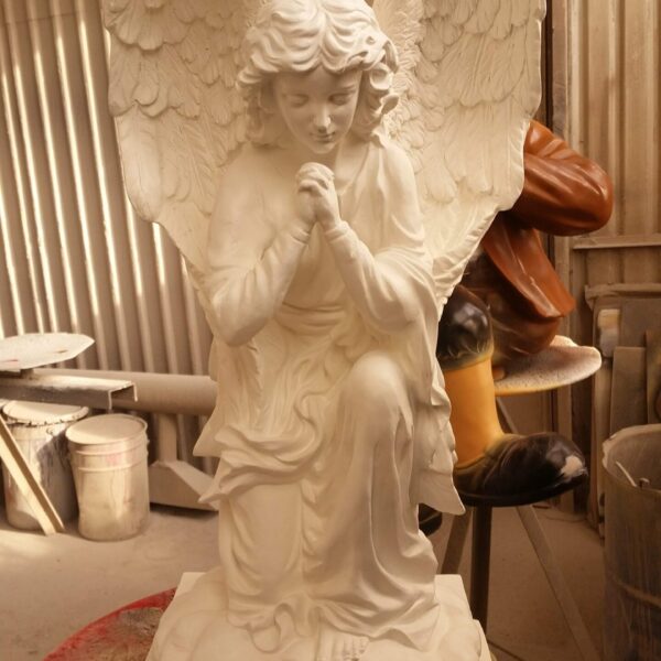 Ein kniender Engel in stiller Andacht - Statue