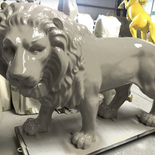 Lebensgroße Löwe - Hochglanz - Pop Art - moderner Beigeton Kaschmir